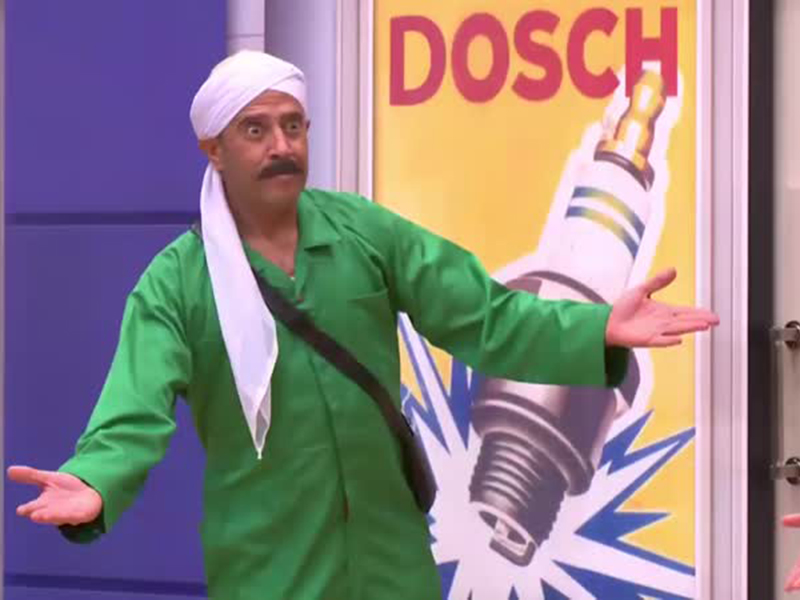 بالفيديو.. دخول خاطئ لأحد مُمثّلي مسرح مصر يتحوّل لموقف كوميدي